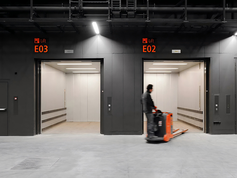 Freight elevator for warehouses factories and logistics centers with high load capacity